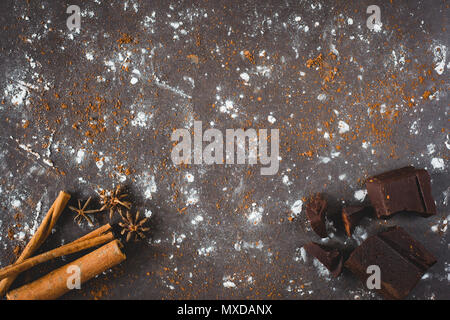 Rotture di pezzetti di cioccolato e cacao in polvere su sfondo di legno Foto Stock