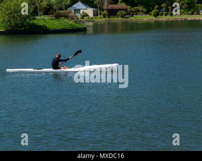 Maschio su canoeist Mooragh Park in barca il lago di attrazione popolare centro di sport acquatici Ramsey Isola di Man Foto Stock