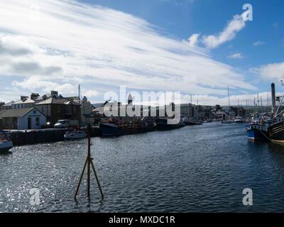 Guardando lungo la buccia porto Marina Fiume Neb con ormeggiata la pesca costiera di Barche e yachts Peel Isola di Man sul bel giorno di maggio Foto Stock