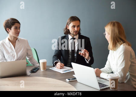 Fiducioso imprenditore millenario per condividere pensieri con femmina bu Foto Stock