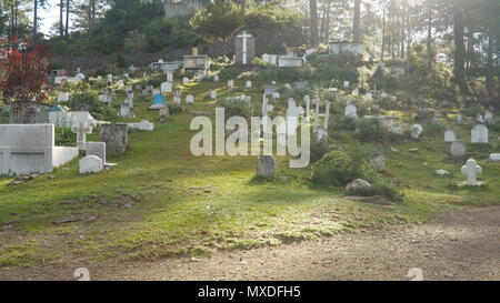 Cimitero Cattolico con il bianco di lapidi, tombe e croci in montagna provincia di Sagada. Filippine, Luzon. Foto Stock