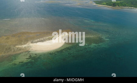 Isola tropicale con spiaggia di sabbia bianca. Vista aerea del coccodrillo di sabbia isola con colorati reef. Santa Ana Seascape, oceano e una bellissima spiaggia. Filippine. Concetto di viaggio. Foto Stock