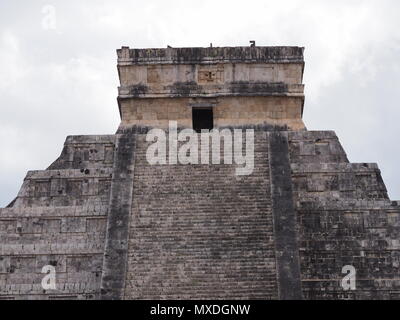 Parte superiore della Piramide di Kukulkan a Chichen Itza città maya, rovine a più impressionanti di siti archeologici in Messico con cielo nuvoloso 2018 caldo e soleggiato wint Foto Stock