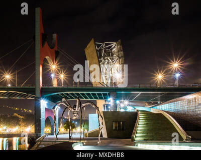 Maman - una scultura di Louise Bourgeous - e la Salve ponte vicino alla galleria Guggeinheim a Bilbao, Spagna. Foto Stock