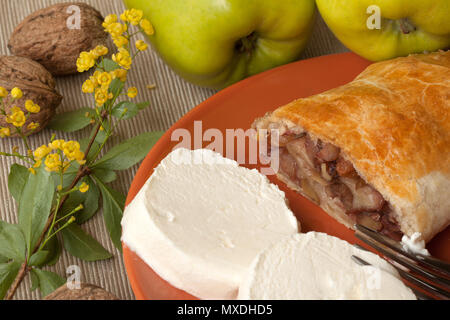 Fetta di freschi di forno in casa lo strudel di mele con uvetta, noci e zucchero in polvere e dadi Foto Stock