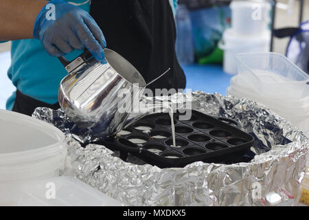 Alimenti tailandese per la vendita su un mercato tailandese in stallo Foto Stock