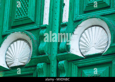 Porta in legno con ornamenti Foto Stock