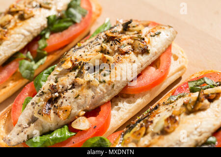 Tre filetti di sgombro da sgombri pescati da Chesil Beach in Dorset pesca in spiaggia. I listelli sono stati fritti in olio vegetale e il burro con i compressori GA Foto Stock