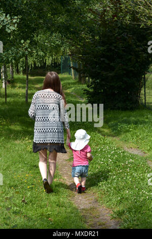 Sorelle facendo una passeggiata Foto Stock