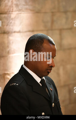 Wayne Marques, la British Transport Police officer gravemente ferito combattendo contro il ponte di Londra gli utenti malintenzionati, partecipa a un servizio di commemorazione a Southwark Cathedral per contrassegnare un anno poiché il terrore attacco su London Bridge e di Borough. Foto Stock