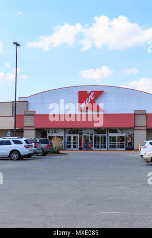 La Columbia, PA, Stati Uniti d'America - 25 Maggio 2018: K-Mart ingresso in corrispondenza di una posizione di vendita al dettaglio. Kmart è il terzo più grande catena americana di sconto nei grandi magazzini. Foto Stock