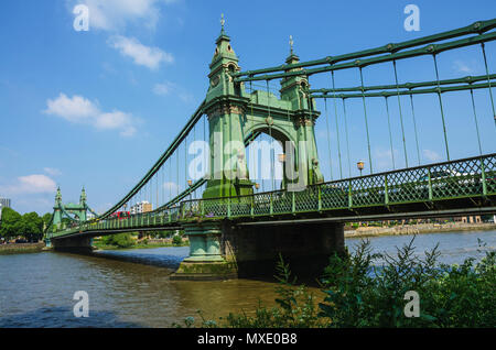 Una vista del Ponte di Hammersmith, una sospensione ponte sul Fiume Tamigi a Londra. Foto Stock
