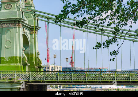 Una vista del Ponte di Hammersmith, una sospensione ponte sul Fiume Tamigi a Londra. Foto Stock
