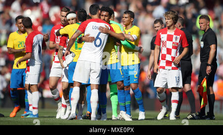 Il Brasile è Marquinhos (centro) abbraccia la Croazia ha Dejan Lovren dopo la International amichevole ad Anfield, Liverpool. Foto Stock