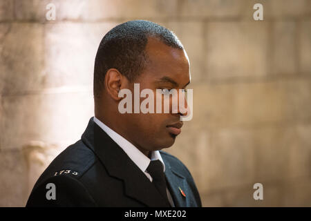 Wayne Marques, la British Transport Police officer gravemente ferito combattendo contro il ponte di Londra gli utenti malintenzionati, partecipa a un servizio di commemorazione a Southwark Cathedral per contrassegnare un anno poiché il terrore attacco su London Bridge e di Borough. Foto Stock