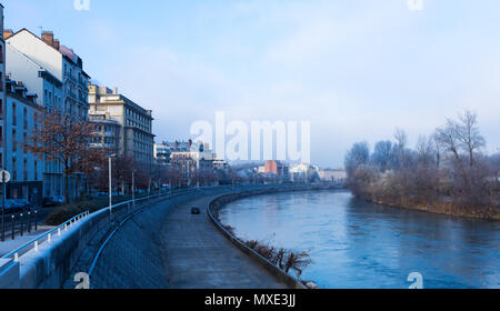 Argine di città francese di Grenoble lungo il fiume Isere in inverno Foto Stock