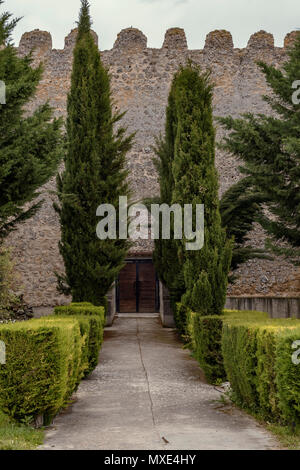 Porta di ingresso del cimitero attraverso la parete nella città di Urueña in provincia di Valladolid, Castilla y Leon, Spagna, Europa Foto Stock