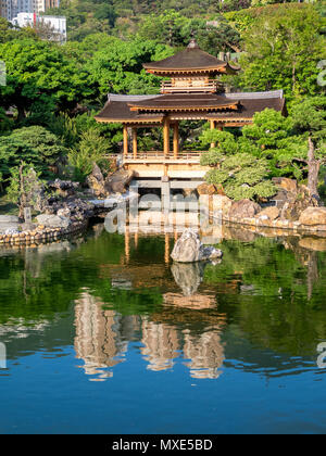 Il lago e il tempio Cinese nel Giardino Nan Lian di Hong Kong Foto Stock