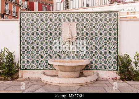 Fontana di pesce al Miradouro de Santa Luzia. Alfama, Lisbona, Portogallo Foto Stock