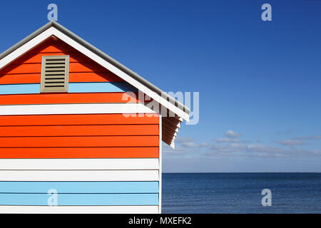 Vista ravvicinata di Melbourne la coloratissima scatole balneare sulla spiaggia di Brighton. Le cabine sono una grande attrazione turistica sulla Port Phillip Bay coast Foto Stock
