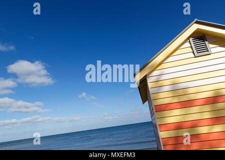 Vista ravvicinata di Melbourne la coloratissima scatole balneare sulla spiaggia di Brighton. Le cabine sono una grande attrazione turistica sulla Port Phillip Bay coast Foto Stock