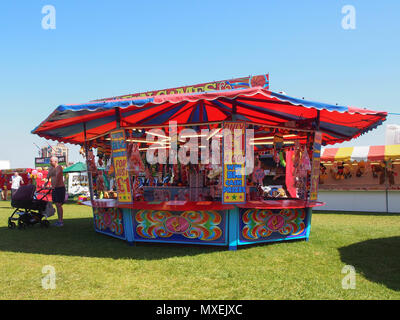 Una fiera di giochi in stallo un viaggio luna park Foto Stock