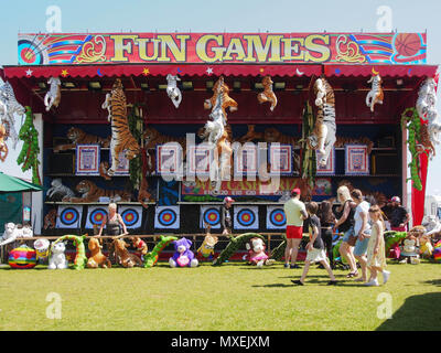 Una fiera shooting gallery presso un parco di divertimenti di viaggio Foto Stock