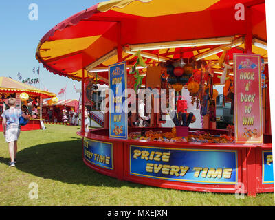 Una fiera di giochi in stallo un viaggio luna park Foto Stock