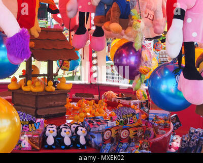 Una fiera di giochi in stallo un viaggio luna park Foto Stock