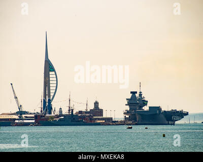 La portaerei HMS Queen Elizabeth, Ormeggiato accanto a Portsmouth Dockyard con la Spinnaker Tower in background Foto Stock