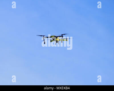 A distanza di un drone contro un cielo blu Foto Stock