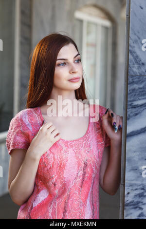 Ritratto di una giovane ragazza elegante in un abito di designer in rosa, close-up Foto Stock