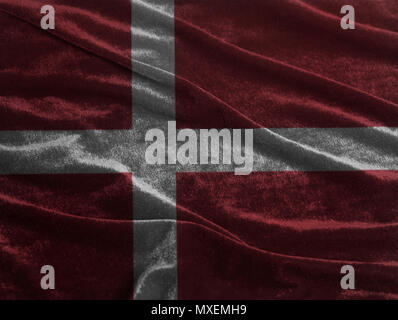 Sventola bandiera della Danimarca in materia di lusso tessuto in velluto vicino. Foto Stock