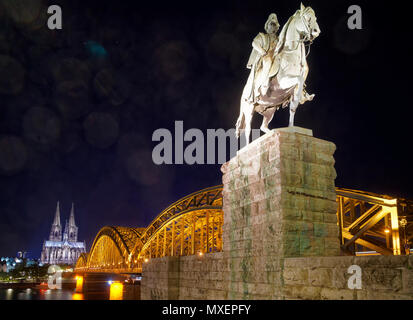 La vista sul fiume Reno con il ponte di Hohenzollern e la Cattedrale di notte è uno dei più suggestivi panorami di Colonia, in Germania. Foto Stock