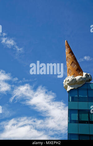 Nella parte superiore della Neumarktgalerie, un centro commerciale per lo shopping a Colonia è questo pop-art posto. È denominato 'Dropped cono " dall'artista Claes Oldenburg. È stato trasportato via nave da San Francisco a Colonia nell'anno 2001. Si tratta di 12m di altezza e peso di circa 3 tonnellate. Foto Stock