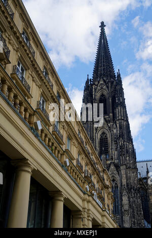 Lo stile architettonico di Dom Hotel a Colonia, in Germania è classico, mentre la torre della cattedrale nel quartiere diretto è una chiesa gotica. Foto Stock