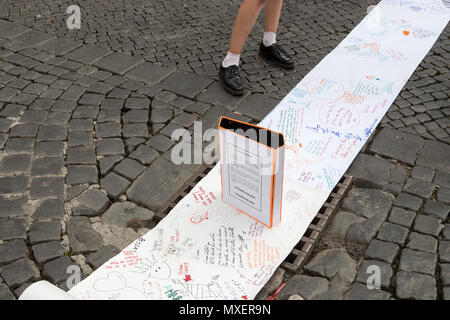 'Il mondo Letter' Roma Italia, una lettera d'amore arte partecipativa progetto fondato da artista Cocovan, esperimento in street allaround la parola. Foto Stock