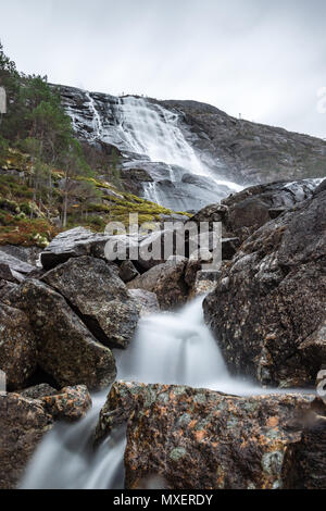 Esposizione a lungo le rocce acqua di fiume cascata Norvegia Foto Stock