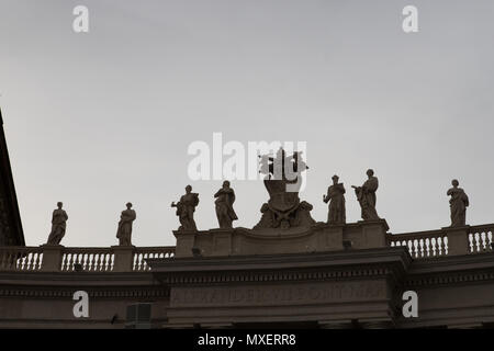 Roma Città del Vaticano, sagome di statue sulla parte superiore dell edificio in una giornata grigia Foto Stock