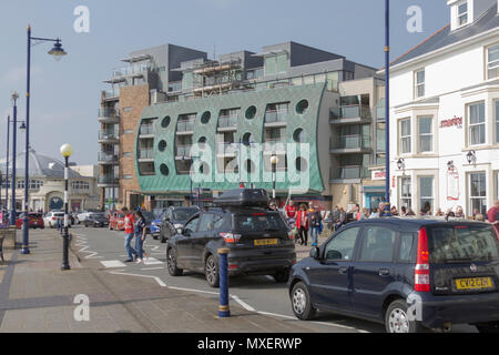 Porthcawl, DI MID GLAMORGAN, GALLES, UK. Il 14 aprile 2018. Regno Unito. Regno Unito Meteo. La folla di turisti su Porthcawl lungomare in una giornata di sole. Foto Stock