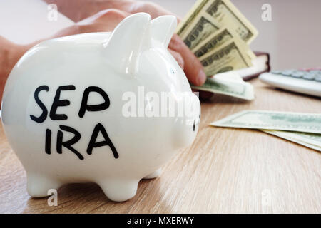 SEP IRA scritto su un lato del salvadanaio. Piano pensionistico. Foto Stock