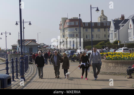 Porthcawl, DI MID GLAMORGAN, GALLES, UK. Il 14 aprile 2018. Regno Unito. Regno Unito Meteo. La folla di turisti su Porthcawl lungomare in una giornata di sole. Foto Stock