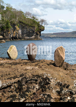 Rocce equilibrata scultura con Loch Slapin e scogliere sul mare al di là, Glasnakille, Isola di Skye, Scotland, Regno Unito Foto Stock