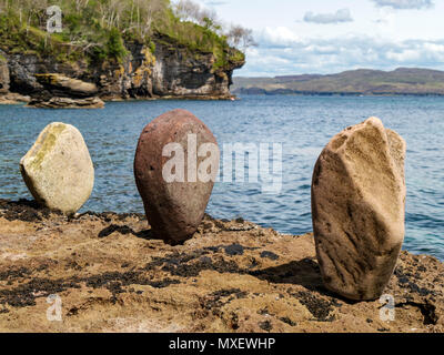 Rocce equilibrata scultura con Loch Slapin e scogliere sul mare al di là, Glasnakille, Isola di Skye, Scotland, Regno Unito Foto Stock