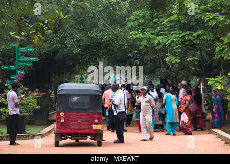 SIGIRIYA, SRI LANKA - Dicembre 2017: un sacco di gente ed un locale di tuk-tuk in Sigiriya nello Sri Lanka Foto Stock