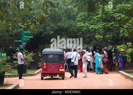 SIGIRIYA, SRI LANKA - Dicembre 2017: un sacco di gente ed un locale di tuk-tuk in Sigiriya nello Sri Lanka Foto Stock