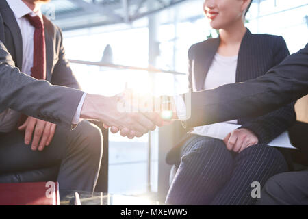 Business Partner stringono le mani Foto Stock