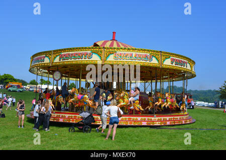 La zona fieristica e merry-go-round all'annuale Sherborne Castle Country Fair, Sherborne, Dorset, Inghilterra Foto Stock