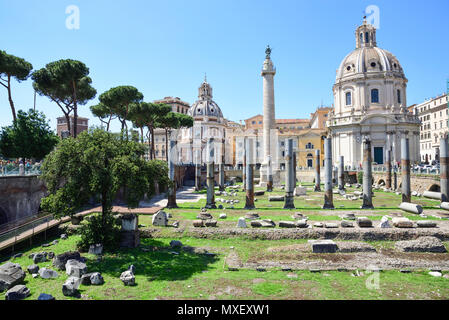 Roma, rovine dei Fori Imperiali e la colonna Traiana Foto Stock