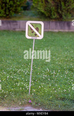 Segnale di avviso - non a piedi il prato! Foto Stock